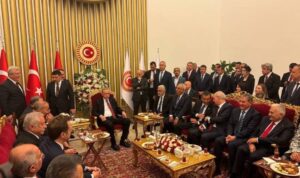 Read more about the article CHP genel başkanı Özgür Özel, AK Parti genel başkanı da olan CB Tayyip Erdoğan ile Meclis’te çay içti.. Sıra Külliye’ye çıkmasında…