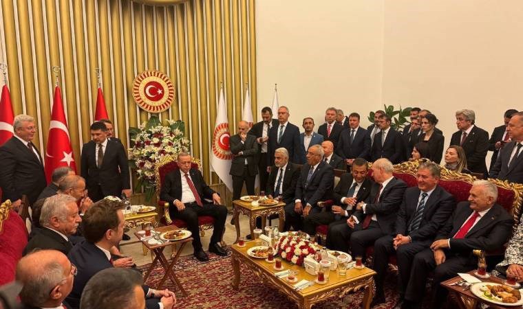 You are currently viewing CHP genel başkanı Özgür Özel, AK Parti genel başkanı da olan CB Tayyip Erdoğan ile Meclis’te çay içti.. Sıra Külliye’ye çıkmasında…