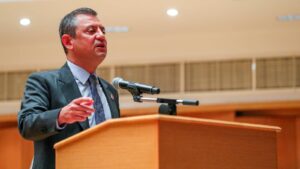 Read more about the article Birileri, CHPlilere, seçimin geride kaldığını, basit gündemlerin peşine takılmanın yanlışlığını hatırlatmalı… 