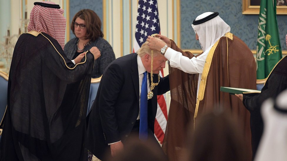 You are currently viewing Gazze üzerine ölüm yağarken Trump’ı ayakta alkışlayanlar…